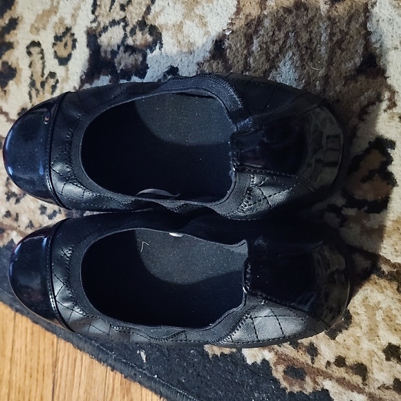 Place Big Girl's Stretch ballet flat; Size: 6, Black/Faux patent toe and heel - Picture 3 of 7